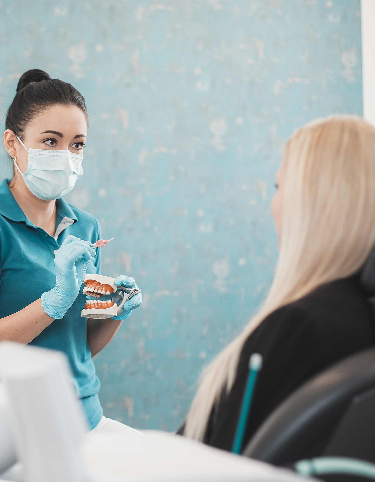 Assistentin mit Patientin